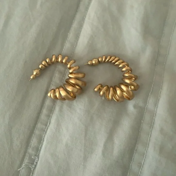 CULT GAIA Elegant Gold Hoop Earrings - Picture 2 of 3